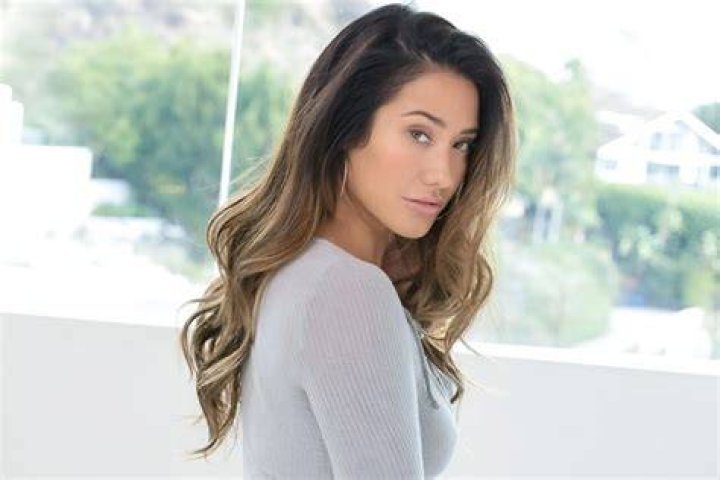 Eva Lovia Biography, Age, Height, Husband, Net Worth, Family